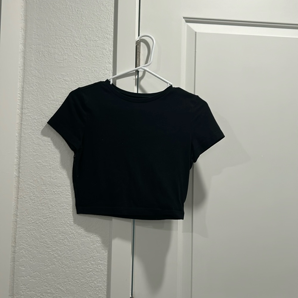 Black cropped tee